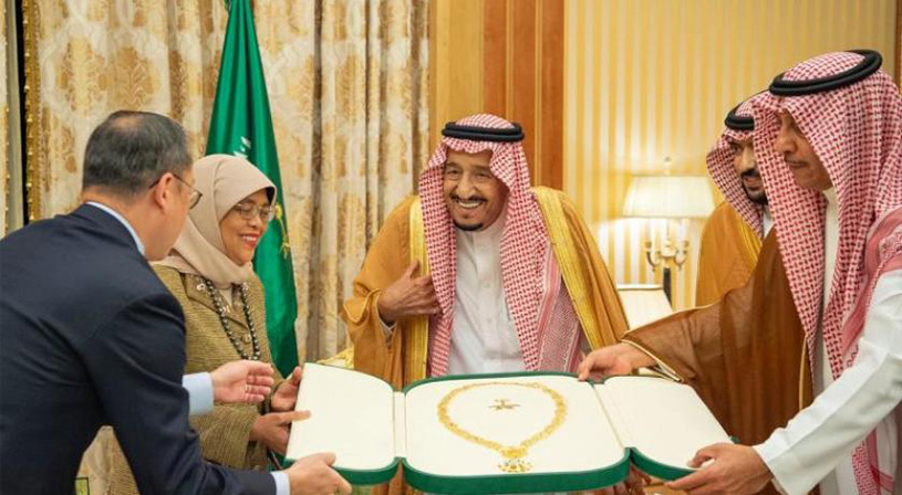 العاهل السعودي يمنح رئيسة سنغافورة قلادة الملك عبد العزيز